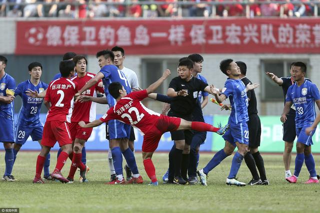 在充满青春气息的五月，新一期的《院线上新》以“周末一起看电影”为主题，走上街头，走到热爱电影的观众中间，听听他们诉说青春与电影的故事。